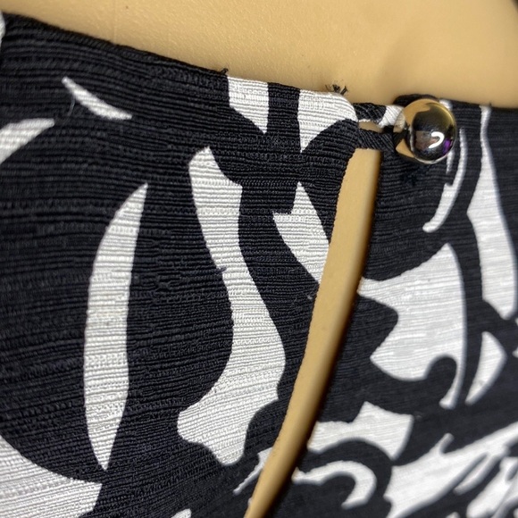 Cache
Black Sleeveless Scoop Neck Work /Office Dress 4 - Picture 9 of 11